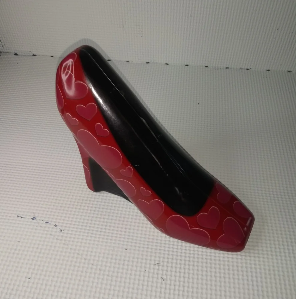 Red and black heel with hearts desktop ornament